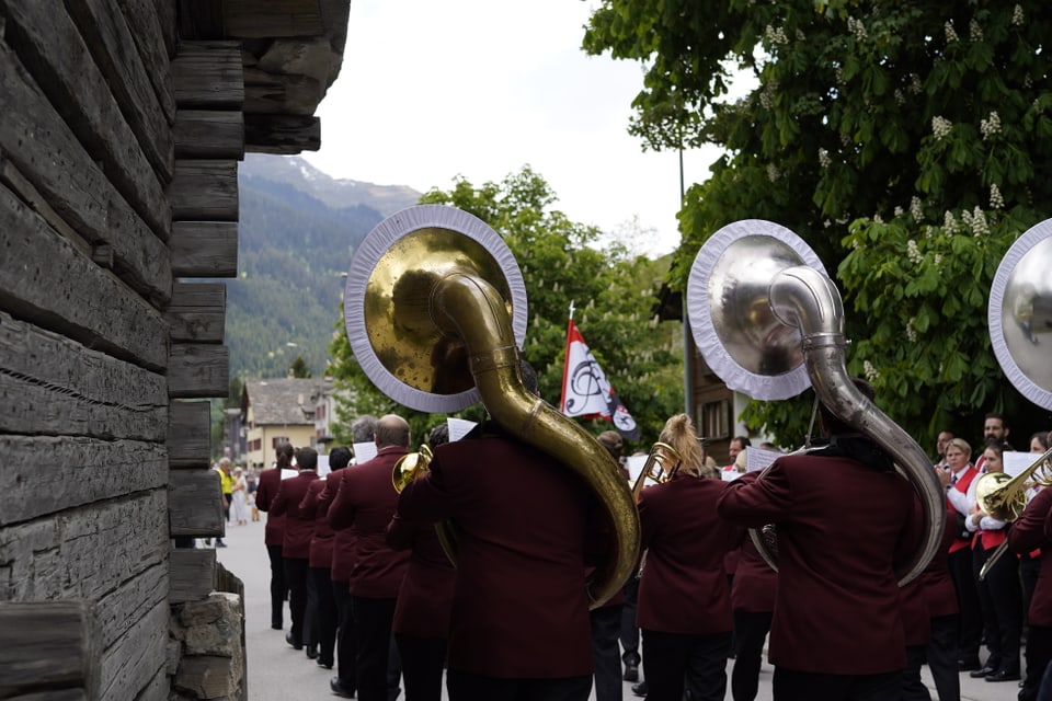 Die Musikgesellschaft Obervaz/Lenzerheide während dem Marschwettbewerb am Bezirksmusikfest in Vals.