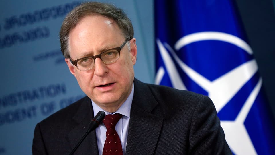 Nato-Vizegeneralsekretär Alexander Vershbow vor einer Nato-Flagge.