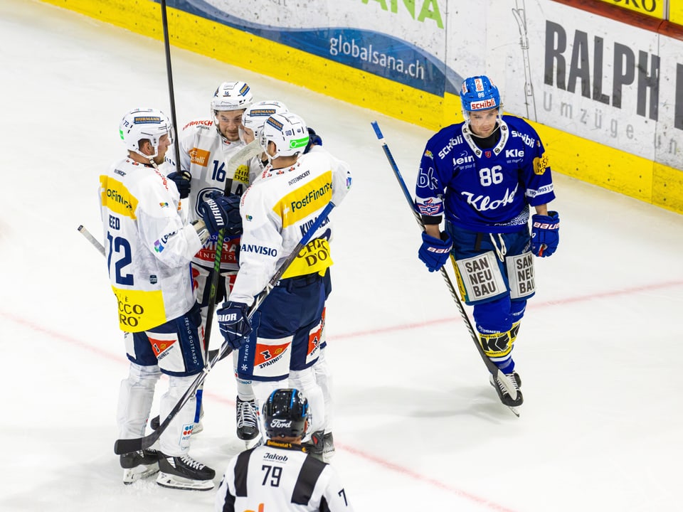 Eishockeyspieler im Gespräch auf dem Eis.