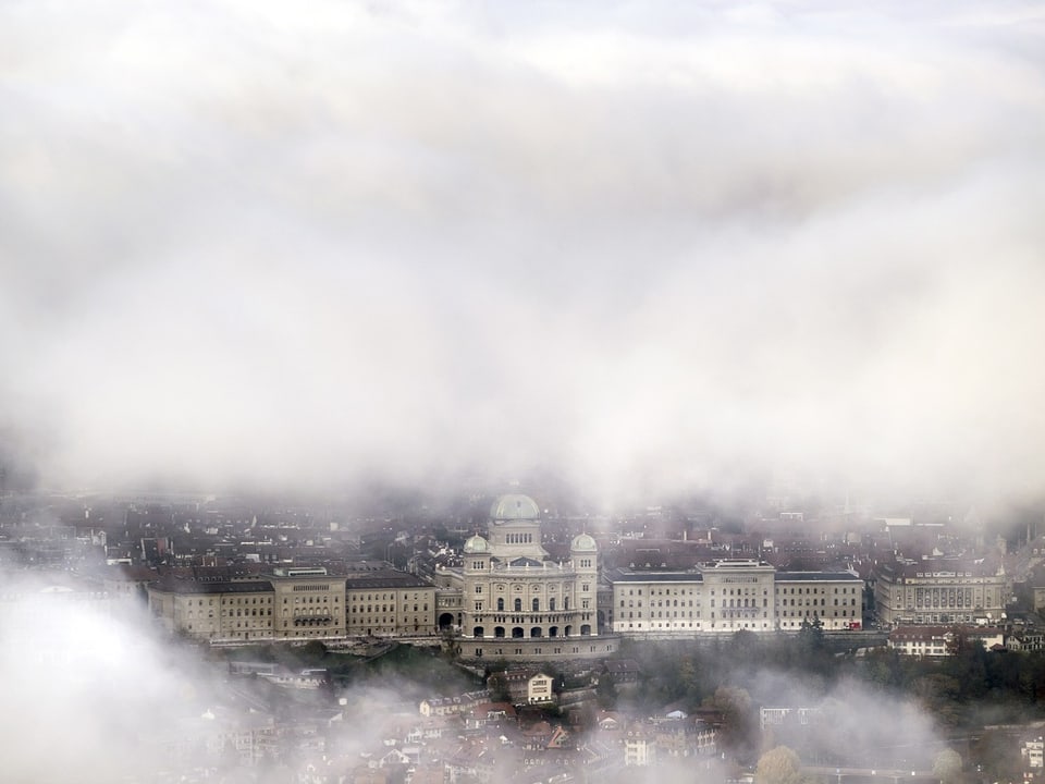 Bundeshaus im Nebel.