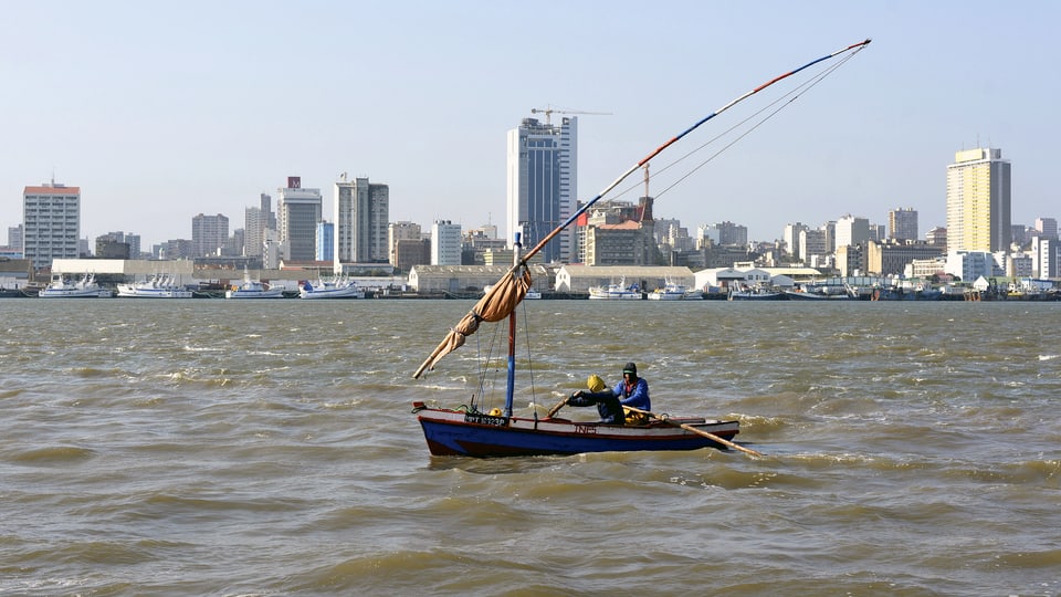 Skyline von Maputo. Die Thunfischflotte bleibt im Hafen. 