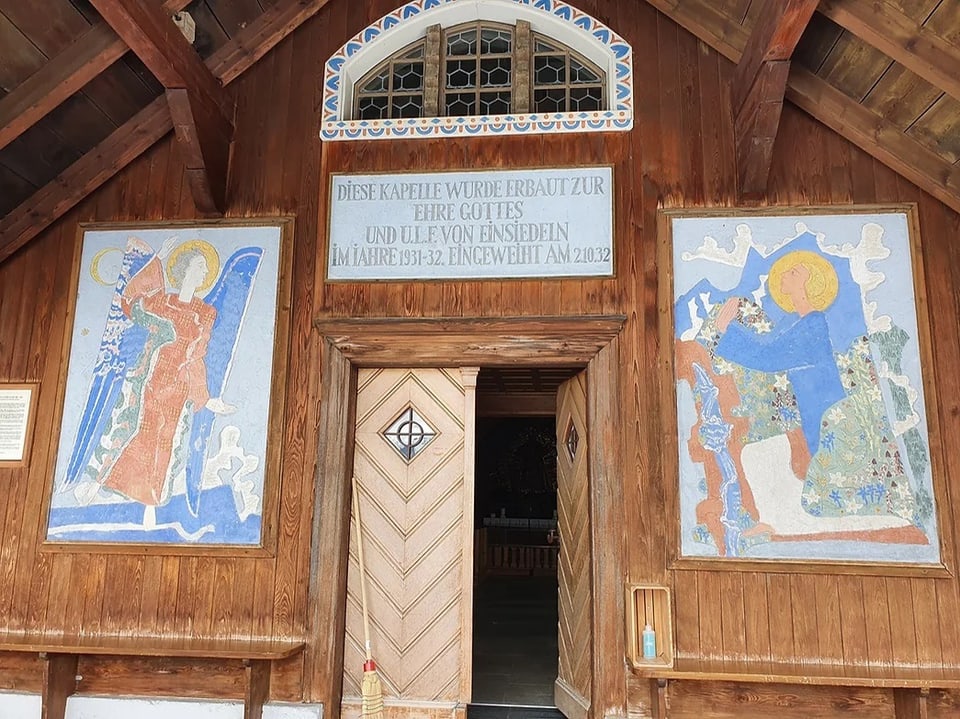 Zwei Fresken beim Eingang einer Kapelle