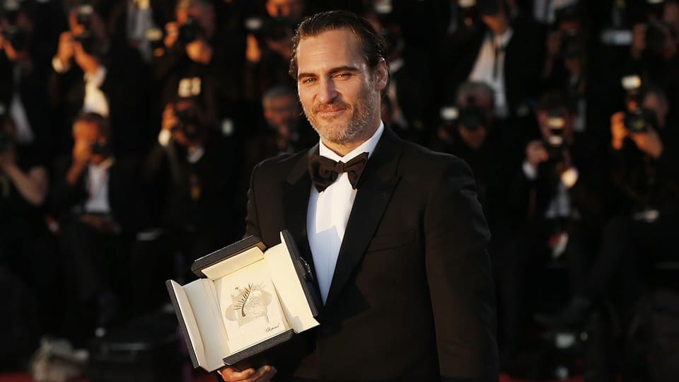 Phoenix posiert im Mai 2017 mit dem Schauspielpreis von Cannes, den er für «You Were Never Really Here» erhalten hat.