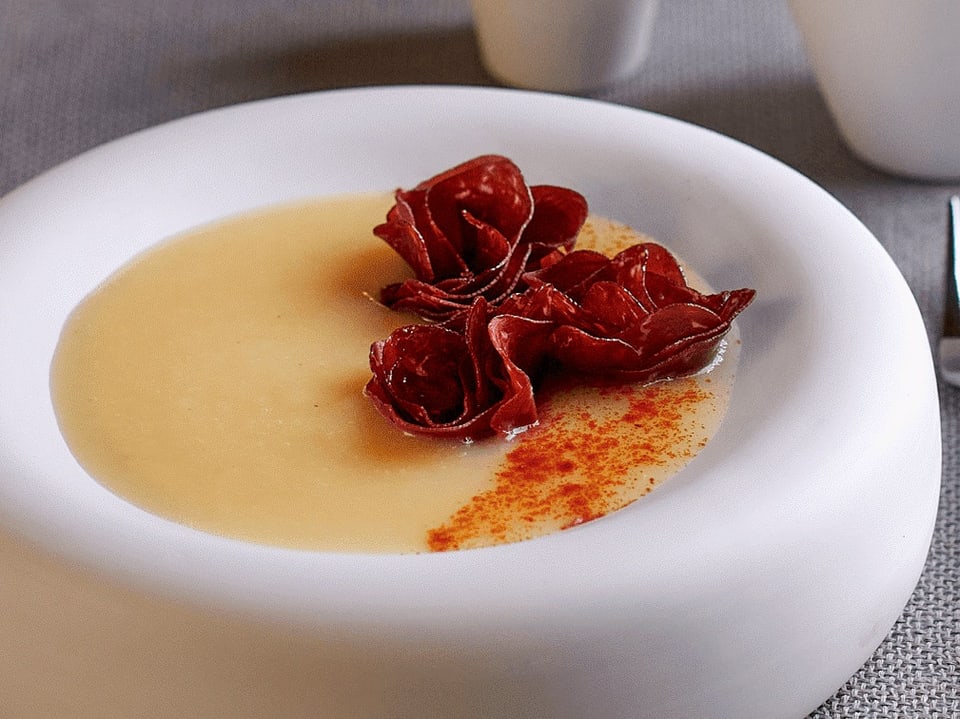 Kartoffel-Sauerkrautsuppe mit Bündnerfleisch-Rosette.