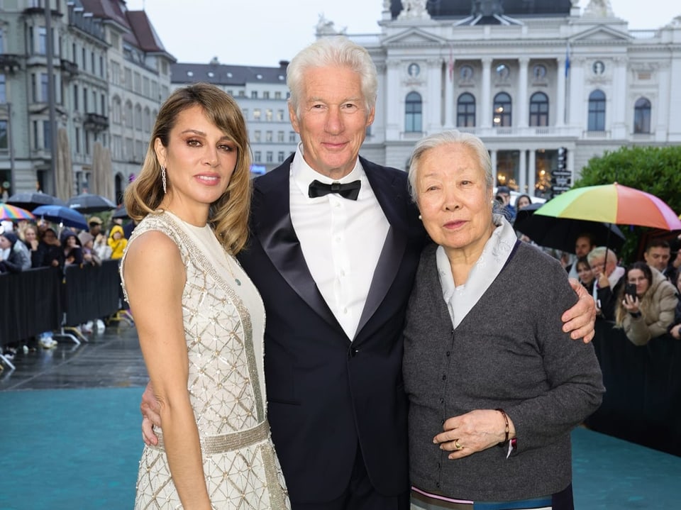 Richard Geres Frau und er, gemeinsam mit der Schwester des Dalai Lamas am Zürich Film Festival 