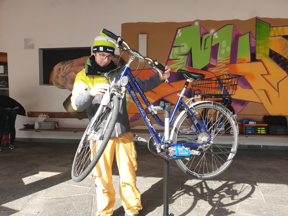 In um cun tgautschas oranschas e capetscha è vid reparar in velo blau.