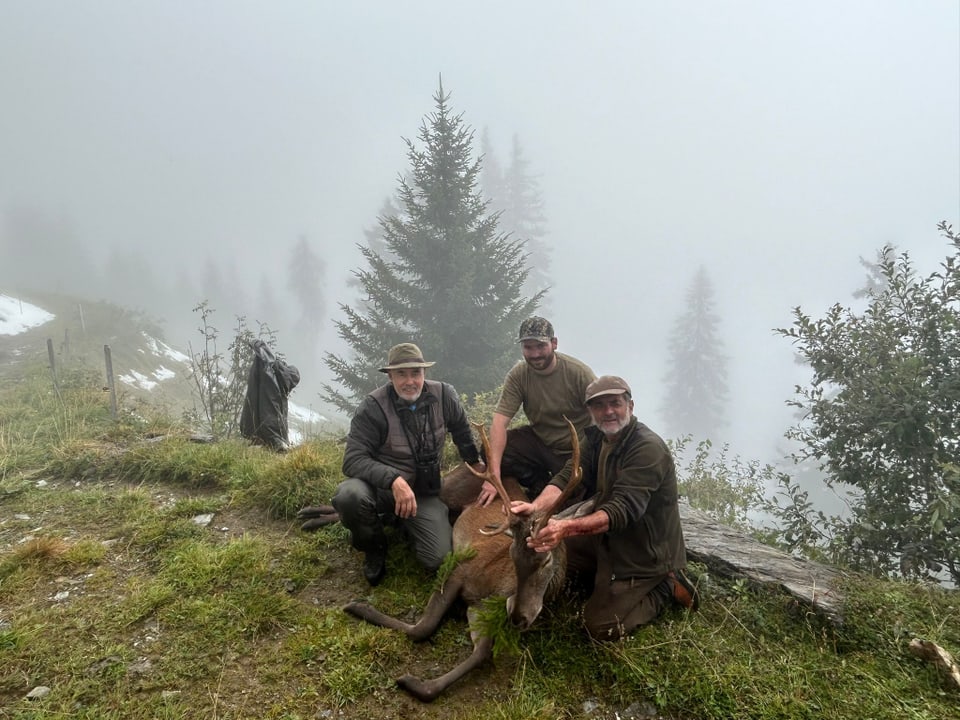 Jäger mit Hirsch.