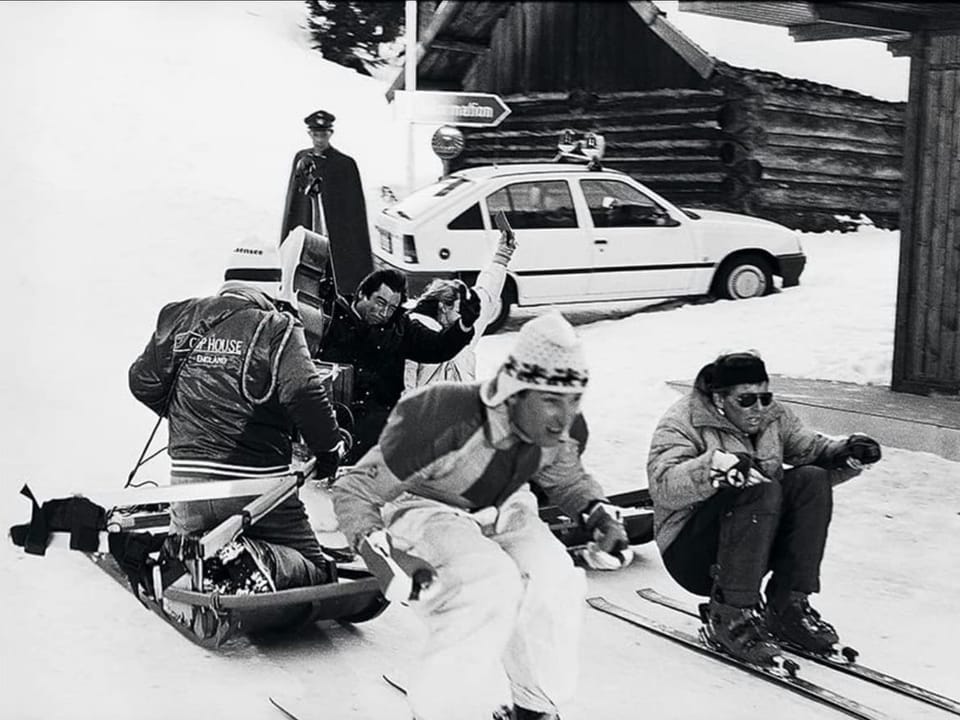 Dreharbeiten auf Schlitten und Skis für einen James-Bond-Film.