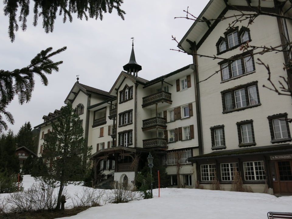 Historischer Hotelkomplex mit Türmchen