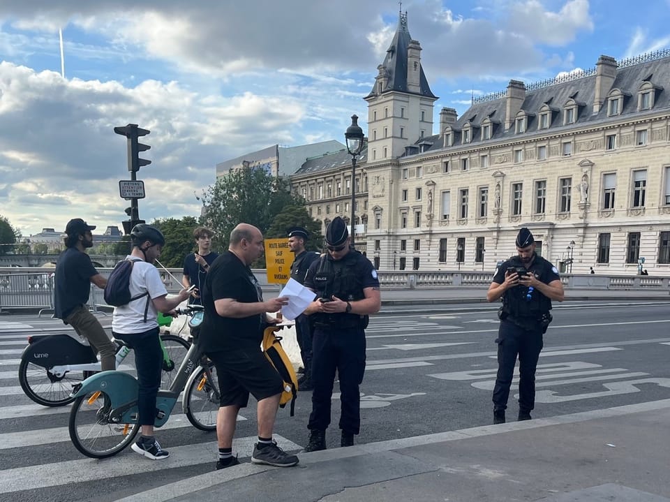 Polizisten kontrollieren Passanten in Paris.