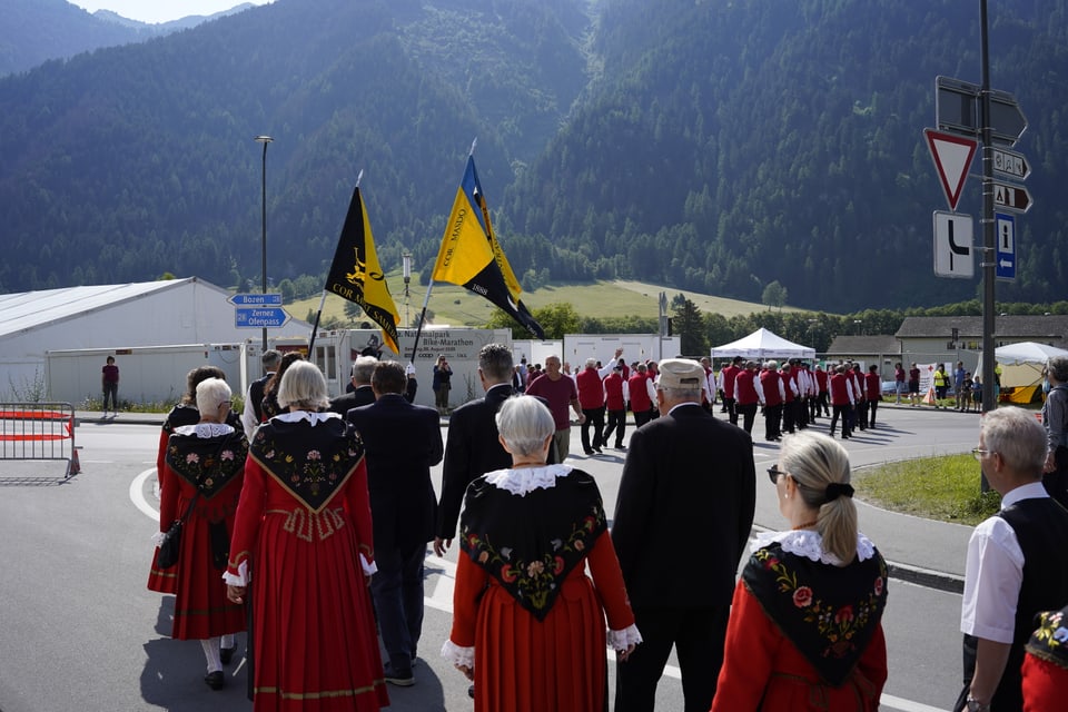 Der Festumzug am Bezirksgesangsfest in Müstair.