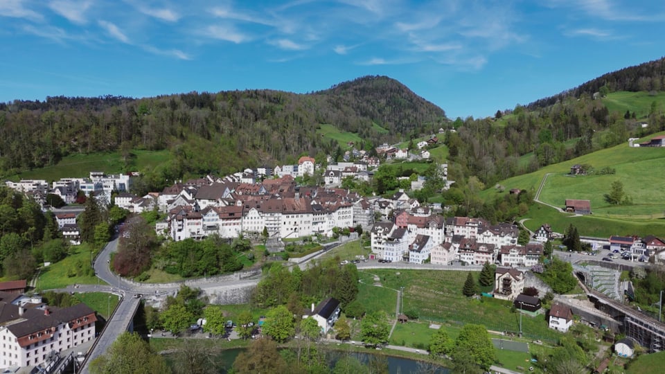 Drohnenaufnahme der Gemeinde Lichtensteig an einem sonnigen Tag.