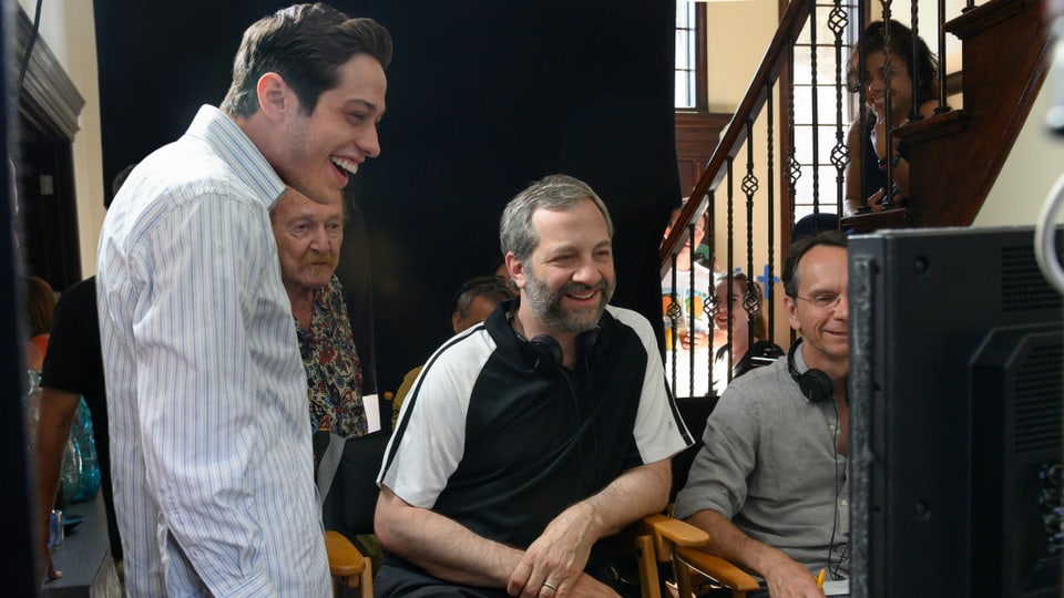 Pete Davidson (links) mit Co-Autor und Regisseur Judd Apatow (Mitte) in einer Drehpause.