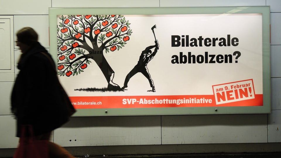 Abstimmungsplakat mit einem Mann, der einen Apfelbaum mit einer Axt fällt. Daneben steht: «Bilaterale abholzen? Nein!»