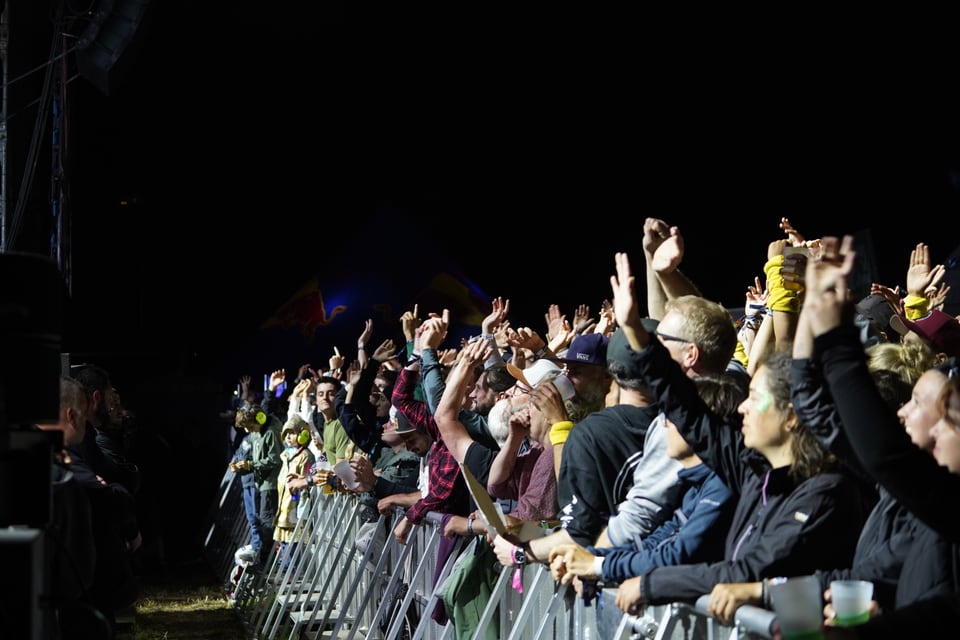 Das Publikum vor der Bühne am Open Air Lumnezia.