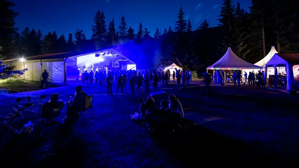 Dada Ante Portas aus Luzern sind wahre Profis. In der Dämmerung spielen sie auf einer Bühne mit einem Panorama wie es das so nur am Rheinwald Open Air gibt.