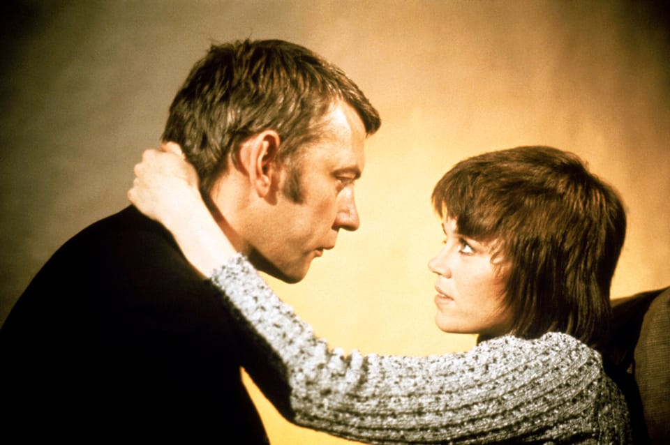 Donald Sutherland und Jane Fonda stehen nah beieinander und blicken verliebt in die Augen des Gegenübers.