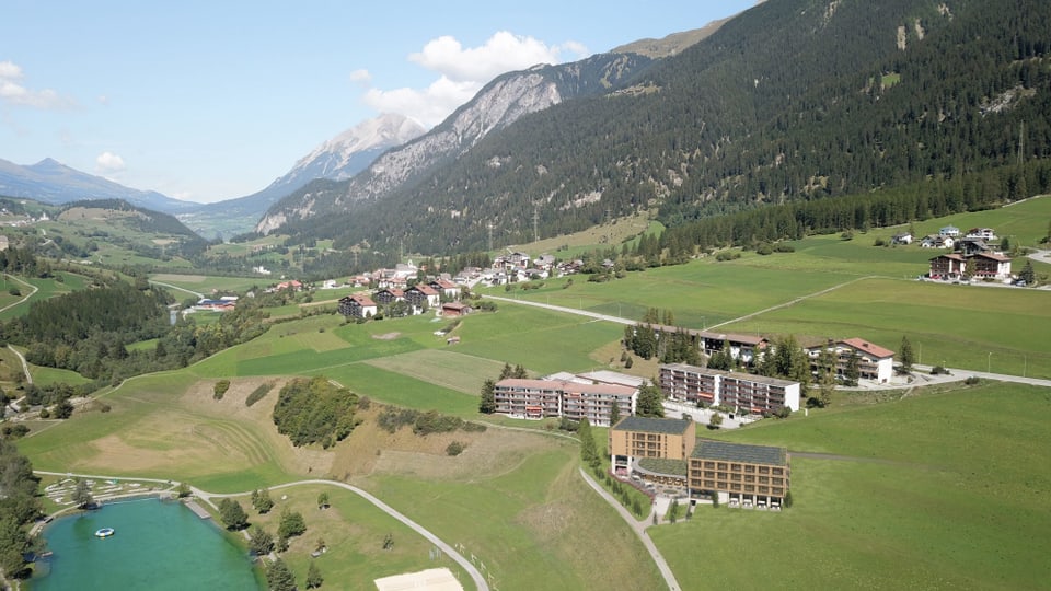 Las duas chasas che furman il hotel en la vischinanza dal lai Barnagn. 