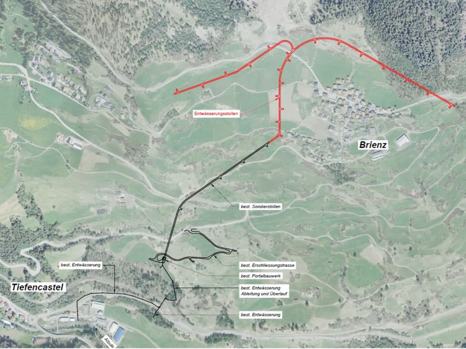 Luftbild einer Landschaft mit eingezeichnetem Verlauf des Entwässerungsstollen zwischen Tiefencastel und Brienz.