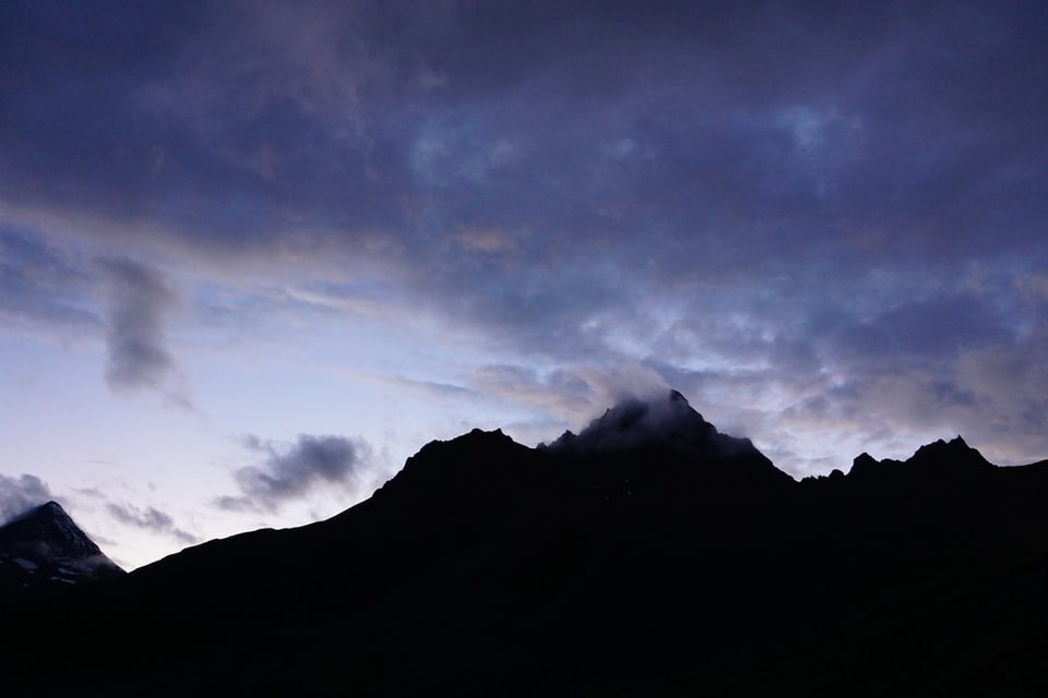 Berge in Graubünden: Piz Kesch im Wolkenmeer