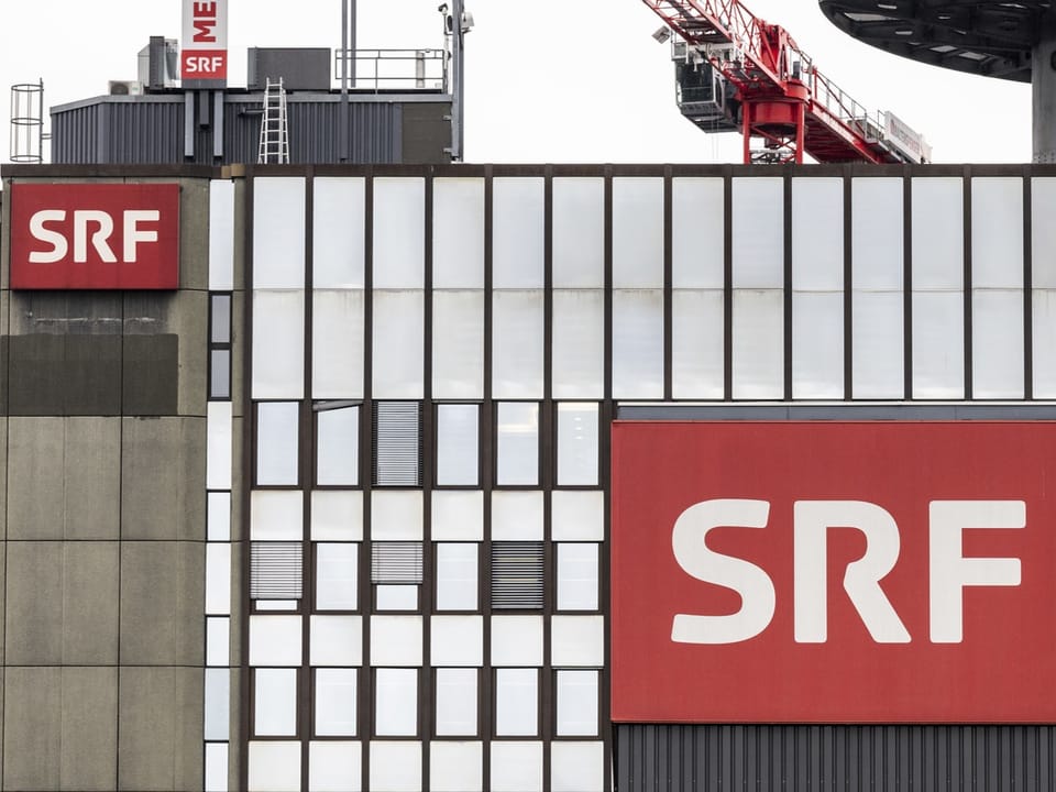 Gebäude mit SRF-Logos.