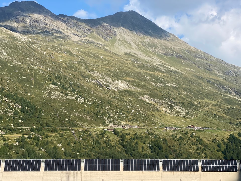 L'ustaria ch'è da vesair da l'auter maun da la vallada sa chatta gia en l'Italia.