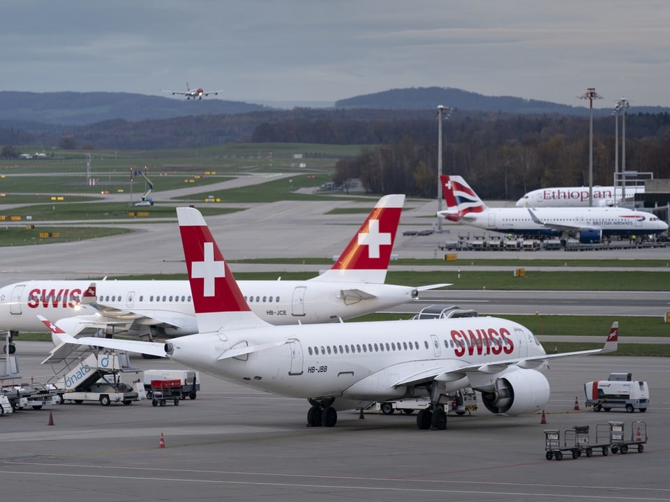 Flugzeuge auf dem Rollfeld am Flughafen Zürich.