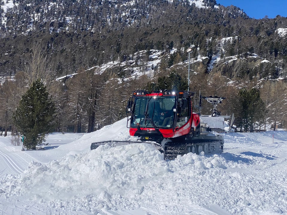 Engadin Skimarathon: Pistenmaschine bei den Vorbereitungen des neuen Starts in Silvaplana.