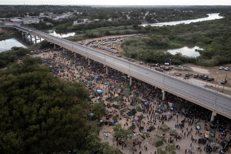 Menschenmenge bei der Brücke in Del Rio.
