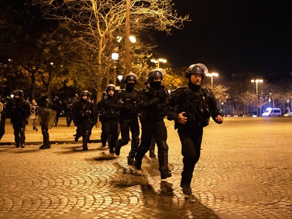 Gendarmen in der Nähe des Arc de Triomphe