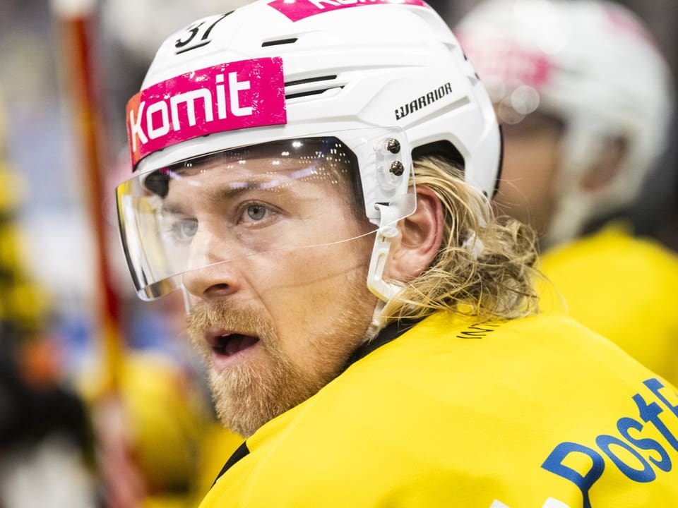 Eishockeyspieler im gelben Trikot mit Helm und Visier.