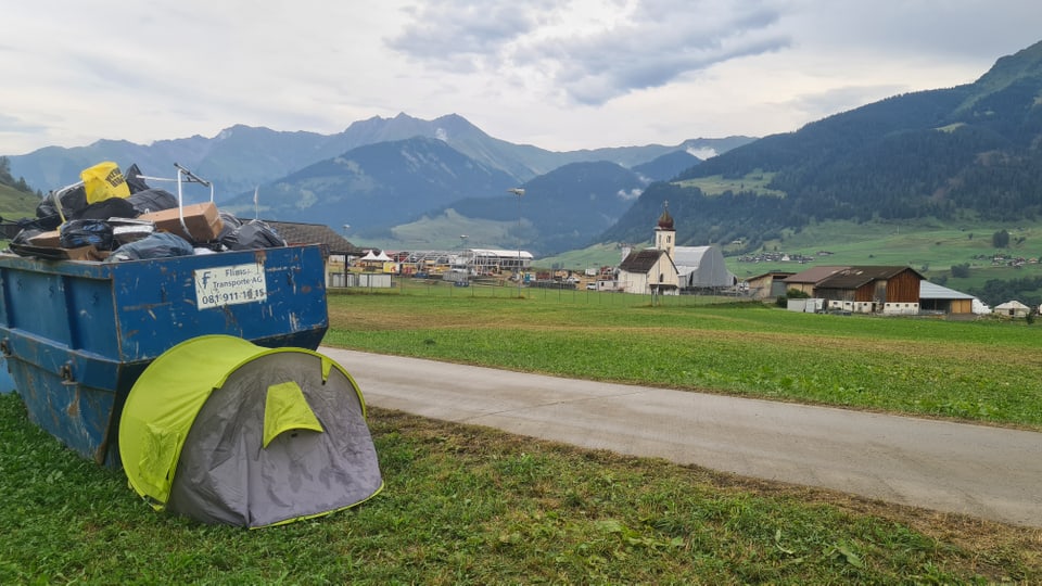 Zelte und Abfall warten auf den Abtransport nach dem Openair Lumnezia