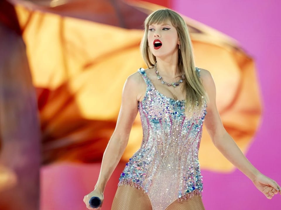 Taylor Swift tanzt im Glitzeroutfit