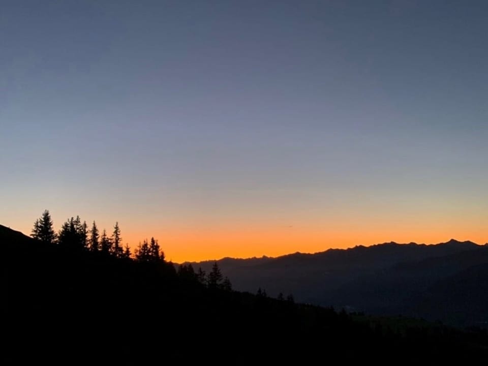 aurora cun ina chadaina da culms ed in tschiel oransch mellen