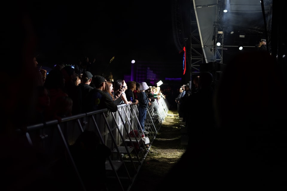 Das Publikum vor der Bühne am Open Air Lumnezia.