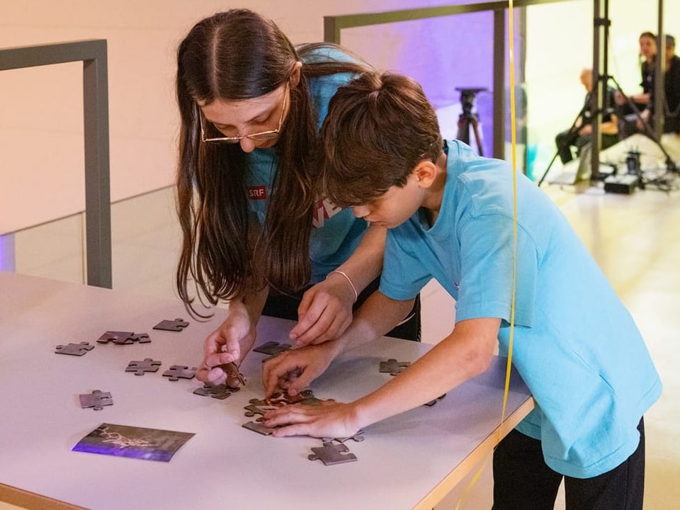 Zwei Schüler:innen beschäftigen sich mit einem Memory