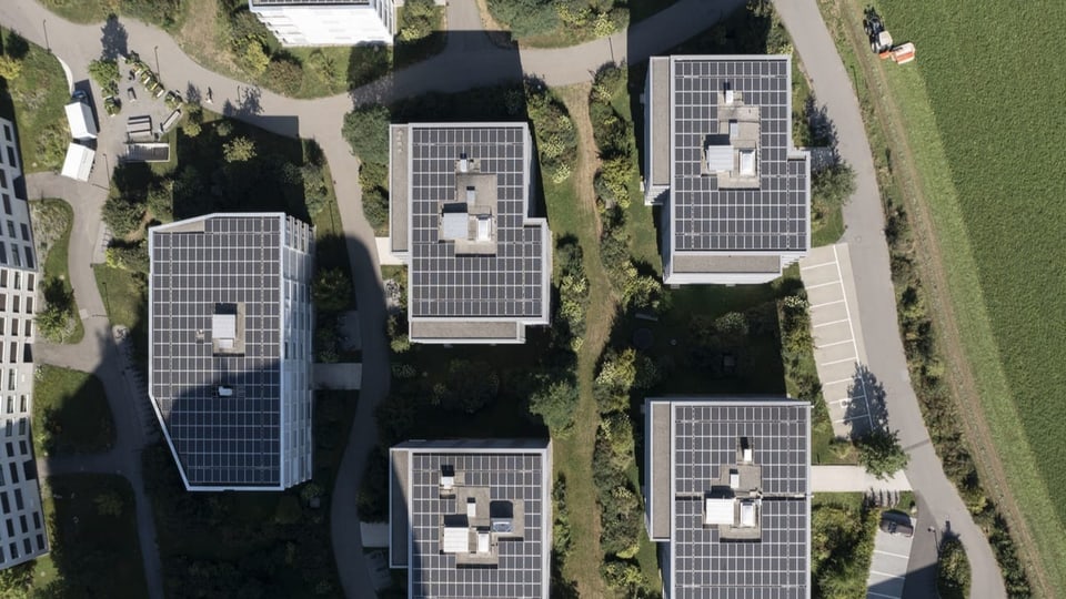 Fotovoltaik-Anlagen auf den Dächern von Häusern auf dem Suurstoffi-Areal in Rotkreuz.(LU)