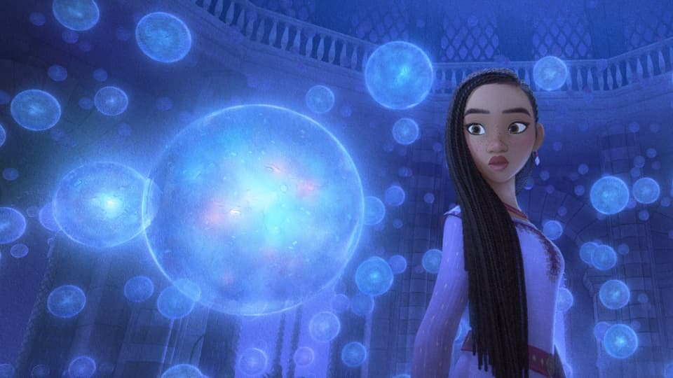 Blaue Wunschblasen umgeben Asha, die Heldin von «Wish», die etwas an die beiden Protagonistinnen von «Frozen» erinnert.
