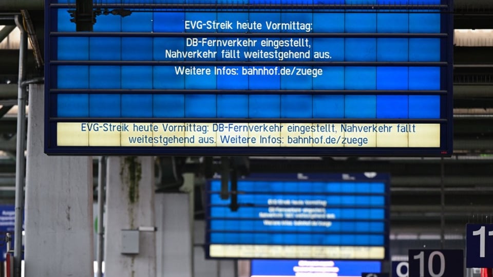 Anzeigetafel am Bahnhof mit der Aufschrift «EVG-Streik für heute Vormittag.»