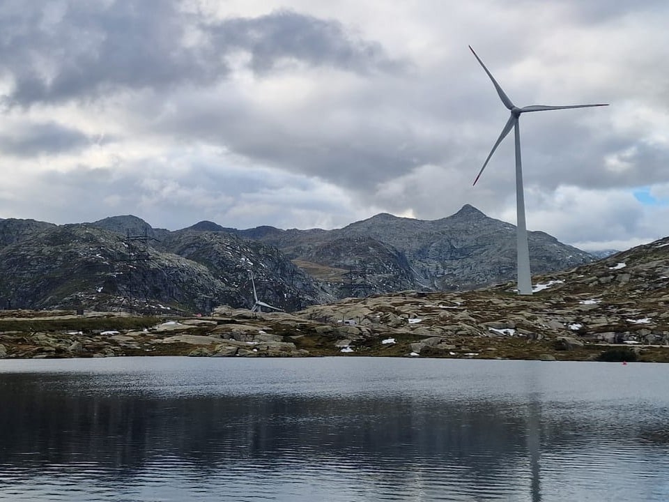 Windrad auf dem aperen Gotthardpass.