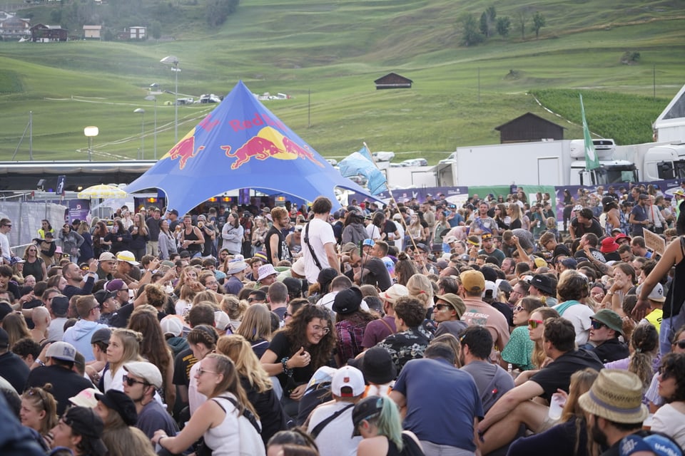 Das Publikum vor der Bühne am Open Air Lumnezia.