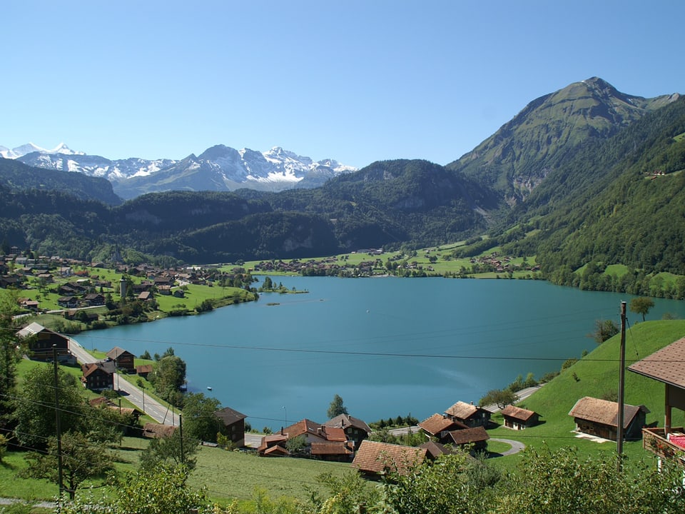 Ausblick auf einen See und ein Bergpanorama.