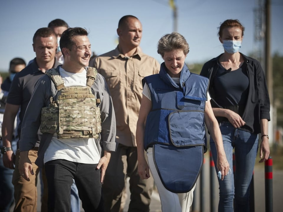 L'emna passada è Simonetta Sommaruga viagiada en l'Ucraina ed ha inscuntrà il president da l'Ucraina Volodymyr Zelenskyy. Dentant quest onn na haja entant dat blers viadis causa la crisa da corona. Normalmain tutgan tals viadis durant l'onn presidial regularmain sin l'agenda da la presidenta ni dal president.