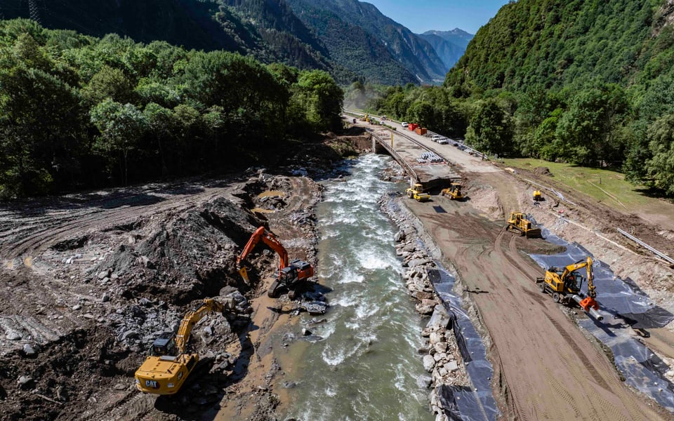 Viele Baumaschinen sind im Einsatz an der Moesa.