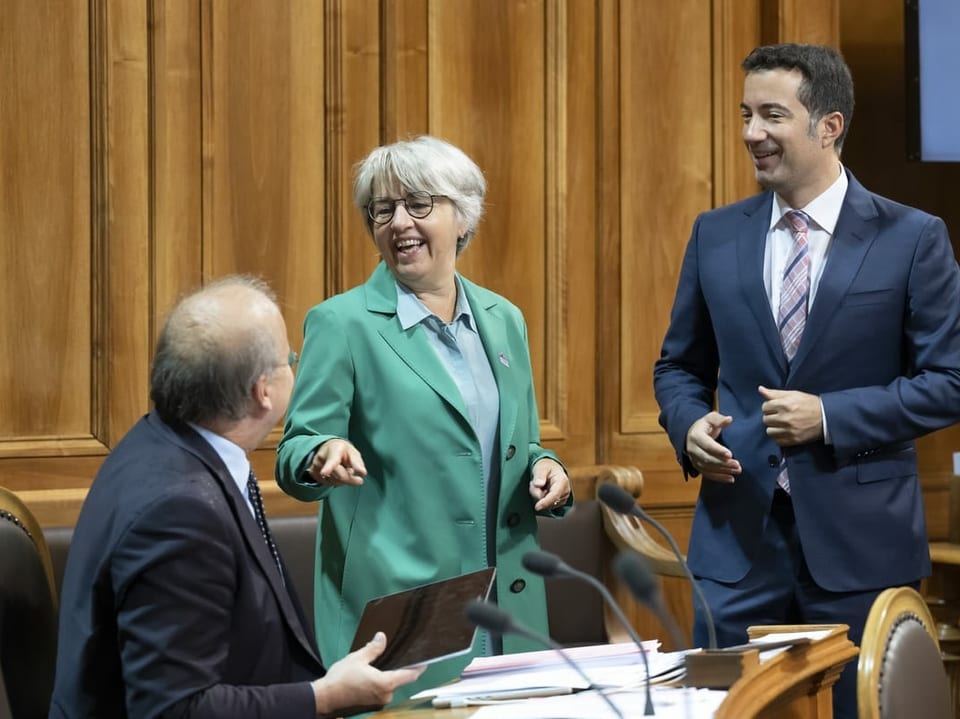 Die Jurassierin ist zweisprachig und sieht sich als Brückenbauerin zwischen den Landessprachen. Im Bild lacht sie während der Herbstsession mit den beiden FDP-Ständeräten Philippe Bauer (links) und Andrea Caroni.