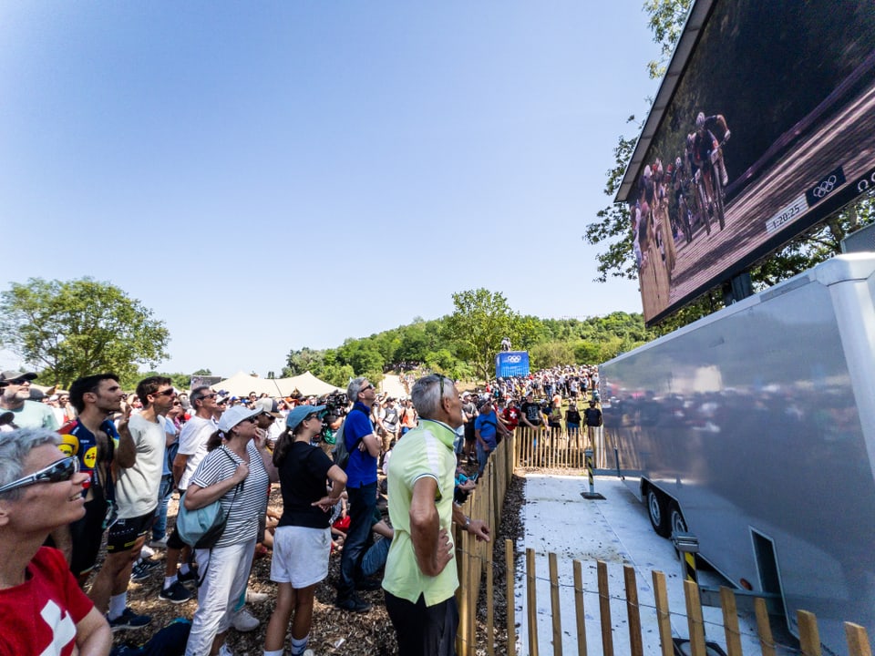 Paris 2024: Fans vor dem Grossbildschirm.