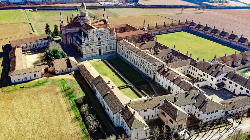 Eine grosse Klosteranlage im Grünen bei schönem Wetter.