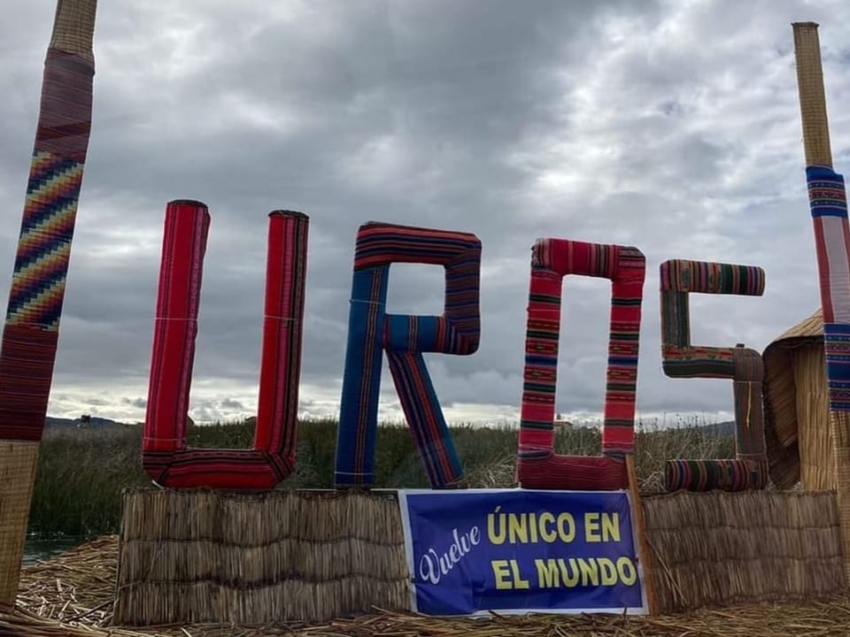 Geflochtenes Schild formt den Schriftzug Uros.