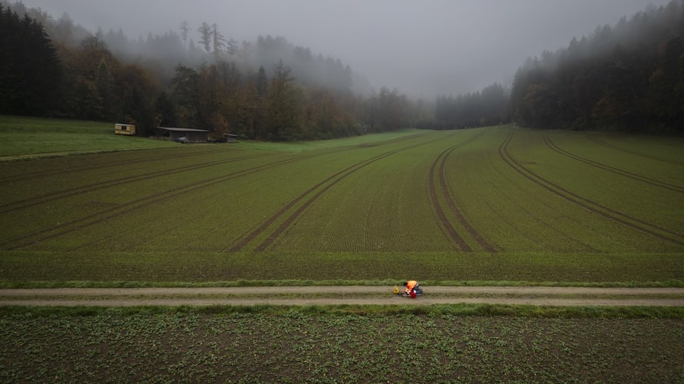 Eine Fachspezialistin der Nagra macht eine Messung in Windlach in der Gemeinde Stadel