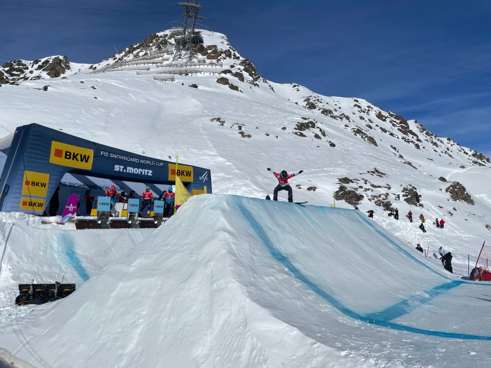 Snowboarder auf Sprungrampe in St. Moritz.